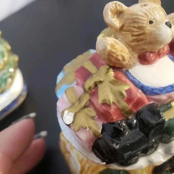 Fitz and Floyd Christmas Salt and Pepper Shakers - Picture 3 of 3